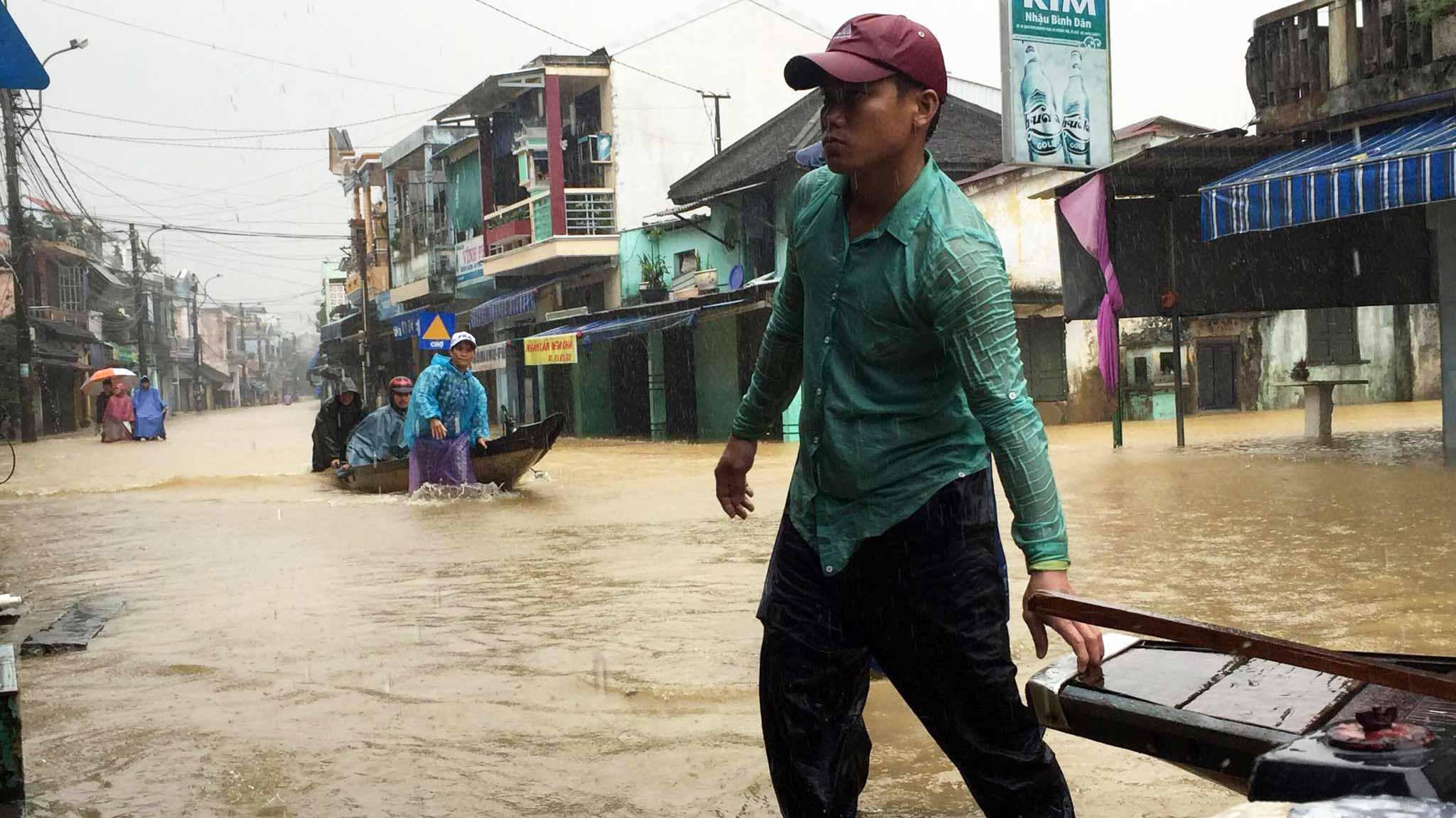 Mưu sinh trên phố ngập lũ ở Huế hốt bạc triệu mỗi ngày-2