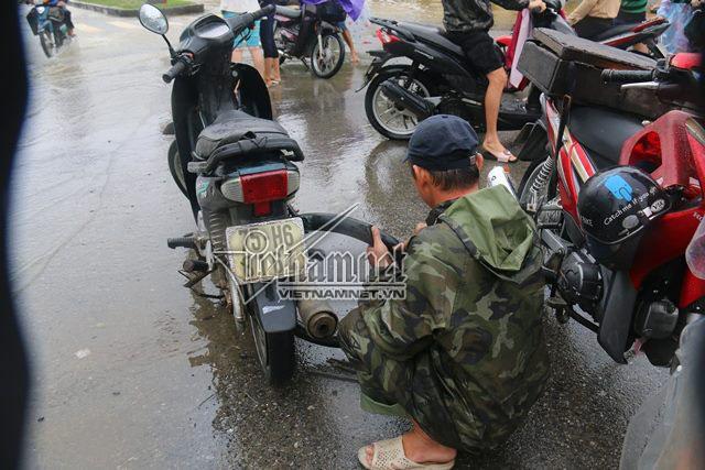 Mưu sinh trên phố ngập lũ ở Huế hốt bạc triệu mỗi ngày-3