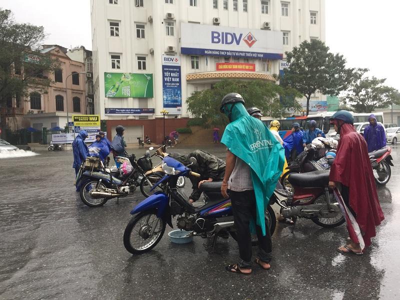 Mưu sinh trên phố ngập lũ ở Huế hốt bạc triệu mỗi ngày-4