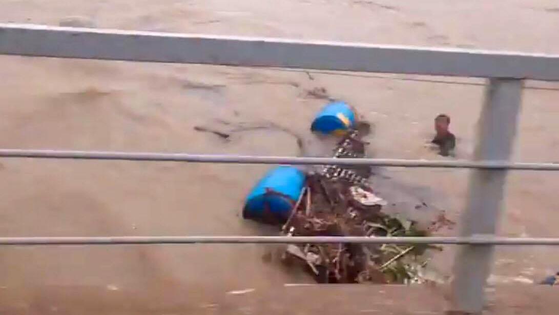 Phút thoát chết của người đàn ông bị lũ cuốn 10km cùng bè cá-2