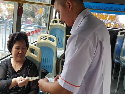 Xe buýt lao dốc, cuốn nhiều người và xe máy vào gầm-5