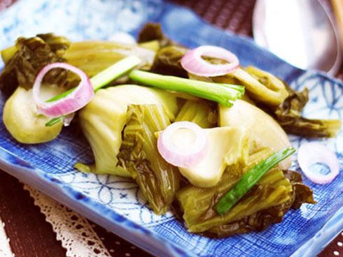 Chỉ cần lưu ý 1 chi tiết này, mẹ muối dưa cải sẽ luôn vàng giòn, không màng, không khú