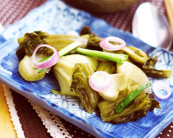 Chỉ cần lưu ý 1 chi tiết này, mẹ muối dưa cải sẽ luôn vàng giòn, không màng, không khú-2