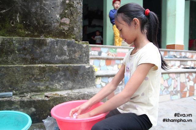 Cảm động cảnh chị 10 tuổi chăm sóc đàn em trong gia đình mẹ 29 tuổi sinh 8 con-7