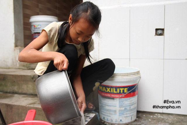 Cảm động cảnh chị 10 tuổi chăm sóc đàn em trong gia đình mẹ 29 tuổi sinh 8 con-9