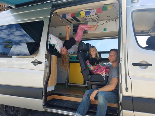 Người cha đơn thân mua ôtô đưa hai con gái du lịch mỗi cuối tuần-2