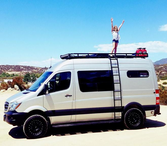 Người cha đơn thân mua ôtô đưa hai con gái du lịch mỗi cuối tuần-3