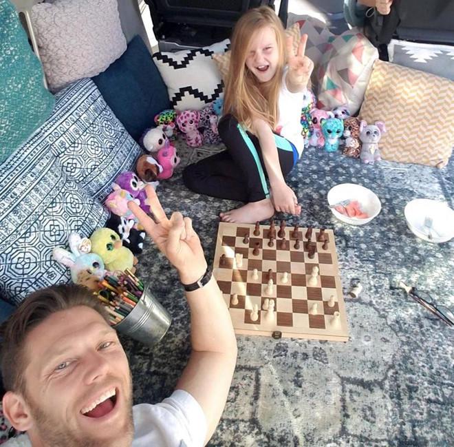 Người cha đơn thân mua ôtô đưa hai con gái du lịch mỗi cuối tuần-4