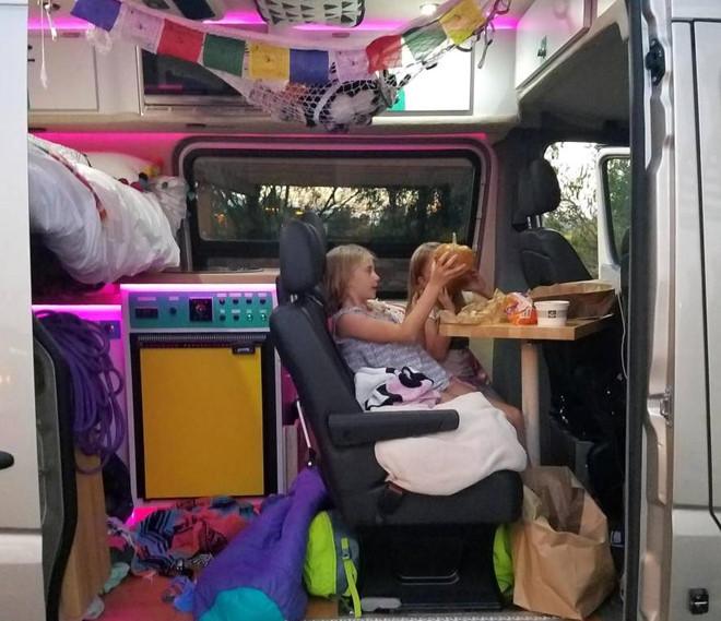 Người cha đơn thân mua ôtô đưa hai con gái du lịch mỗi cuối tuần-5