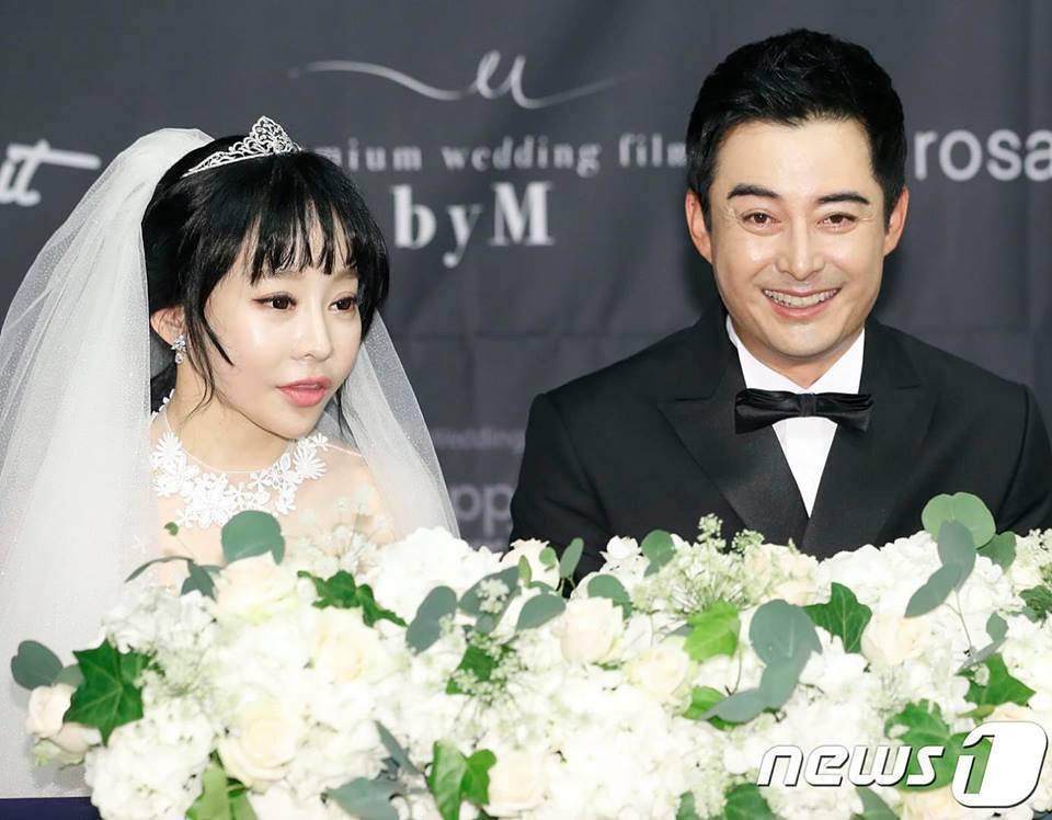 Sao Hàn 7/11: Kim Hee Sun khoe ảnh tuổi 40 mà ngỡ như trẻ thơ tại đám cưới Song - Song-3