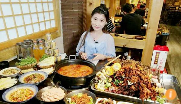 Cô gái nổi tiếng vì có khả năng ăn cả thế giới-1