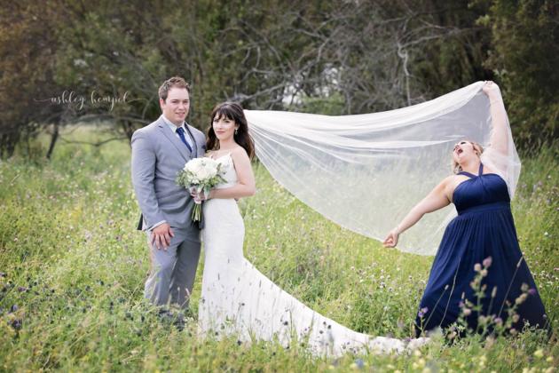 Mang theo cô bạn thân lầy lội đi chụp ảnh cưới, cặp đôi có những bức ảnh gây bão mạng xã hội-2