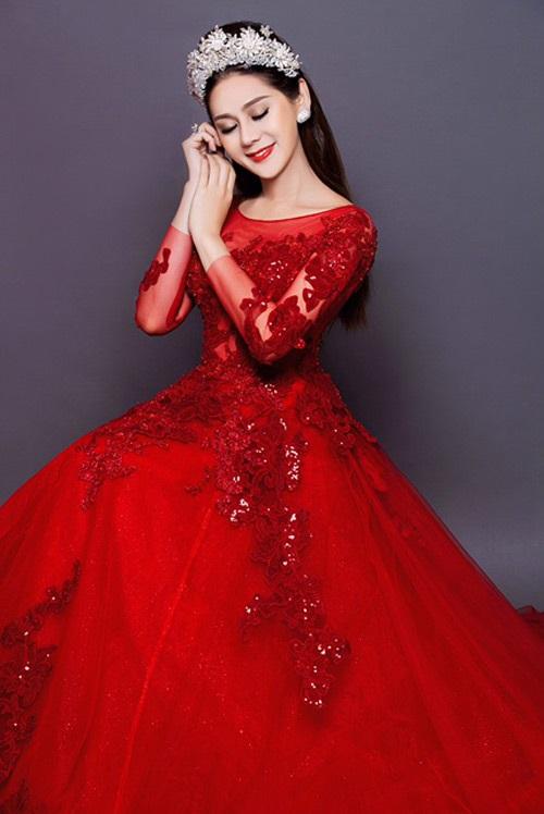 Lâm Khánh Chi tiết lộ váy cưới đính 10.000 viên pha lê trong lễ kết hôn vào tháng 12-3