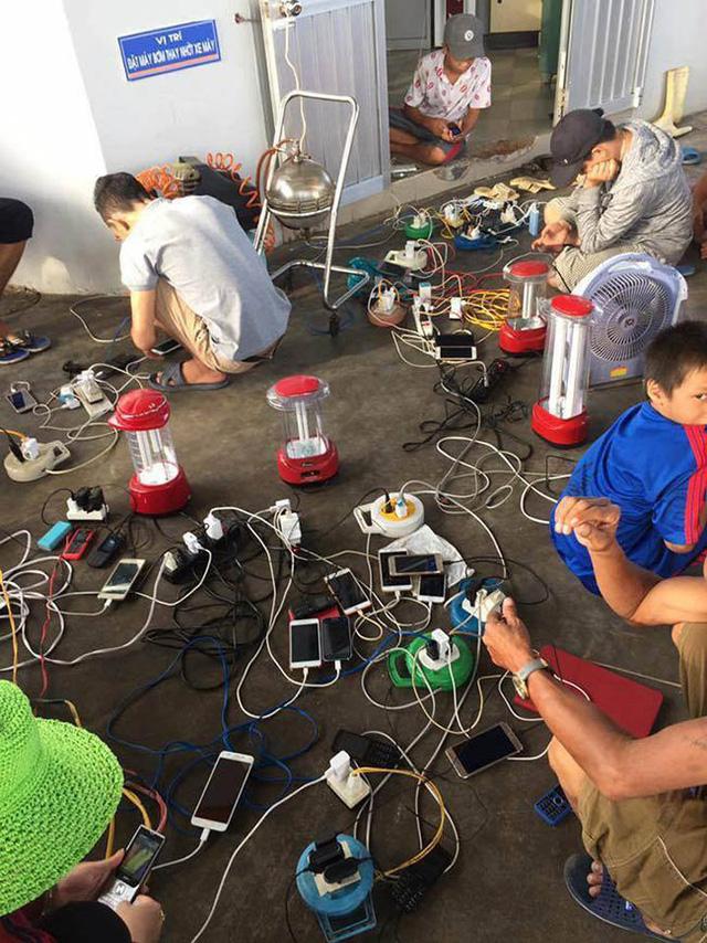 Bão số 12: Cạnh thương đau còn là những hình ảnh vô cùng ấm áp-7