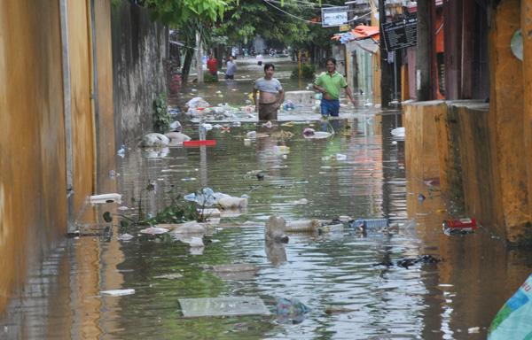 Một tuyến phố cổ Hội An vẫn còn ngập nước ngập ngụa rác thải.