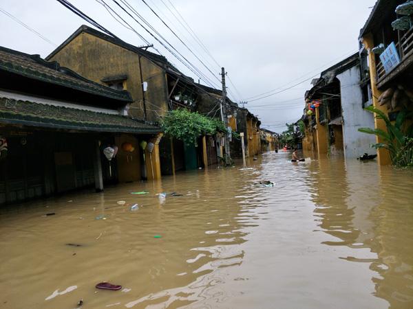 Tuy nhiên, ông Minh cho rằng, chính quyền thành phố Hội An cần làm tốt hơn nữa công tác vệ sinh môi trường, đặc biệt là việc thu dọn rác thải để trả lại môi trường sạch đẹp cho Hội An khi nước rút đi.