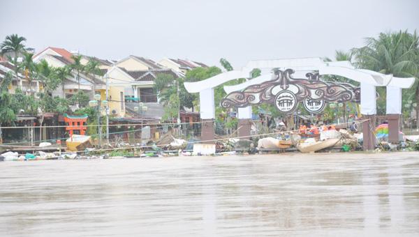 Rác thải tràn ngập ùn ứ tại một cây cầu bắc qua sông Hoài đoạn chảy qua phố cổ Hội An.