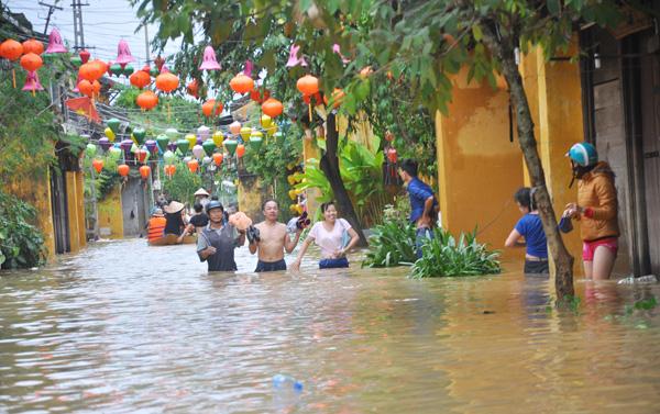 Sau hơn 2 ngày ngập sâu trong nước do ảnh hưởng của mưa lũ sau cơn bão số 12, theo quan sát của chúng tôi, vào chiều ngày 7.11, một số tuyến phố cổ Hội An vẫn ngập khá sâu trong nước lũ, nhiều người dân sống tại đây đã tìm về nhà để thu dọn đồ đạc, tài sản.