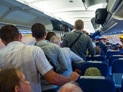 Tại sao hành khách phải đợi lâu trước khi ra khỏi máy bay?-1