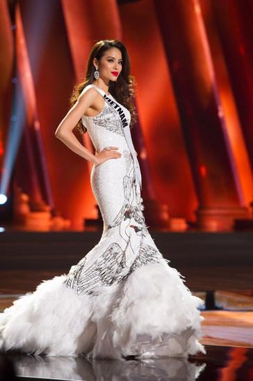 Trang phục dân tộc dự thi Hoa hậu Quốc Tế của Thùy Dung bị chê quê mùa và thiếu tinh tế-11