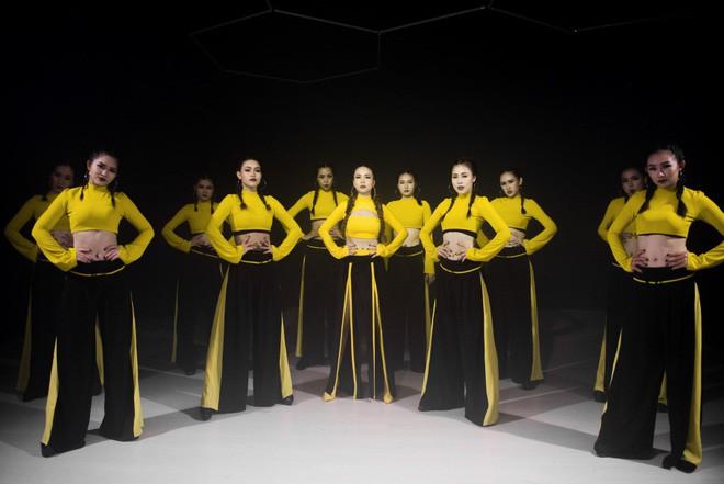 Những câu chuyện dở khóc dở cười đằng sau hậu trường loạt MV Vpop-7