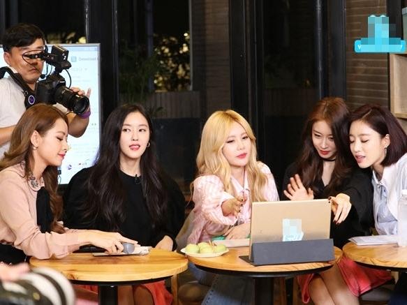 T-Ara sexy hết cỡ, Soobin song ca Phía sau một cô gái với Teen Top-15