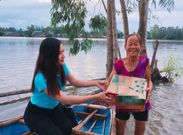 Bà Tưng bức xúc khi việc thiện nguyện ở vùng lũ bị cho là làm màu-2
