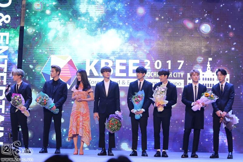 Fan gào thét điên cuồng vì chỉ được gặp Song Ji Hyo, iKON trong chớp nhoáng-1