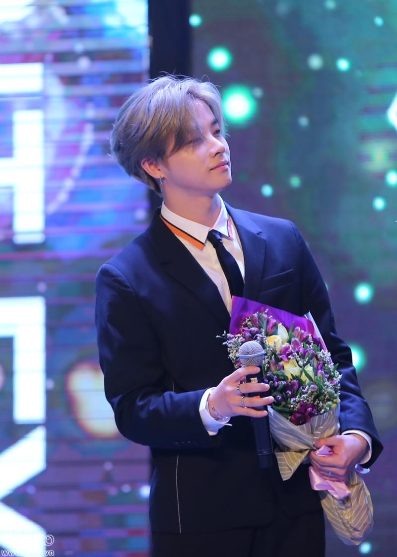 Fan gào thét điên cuồng vì chỉ được gặp Song Ji Hyo, iKON trong chớp nhoáng-5