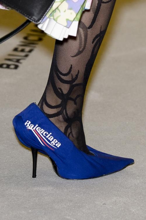 Nếu chê những đôi giày này bẩn và quá xấu thì bạn thật có lỗi với thời trang!-9