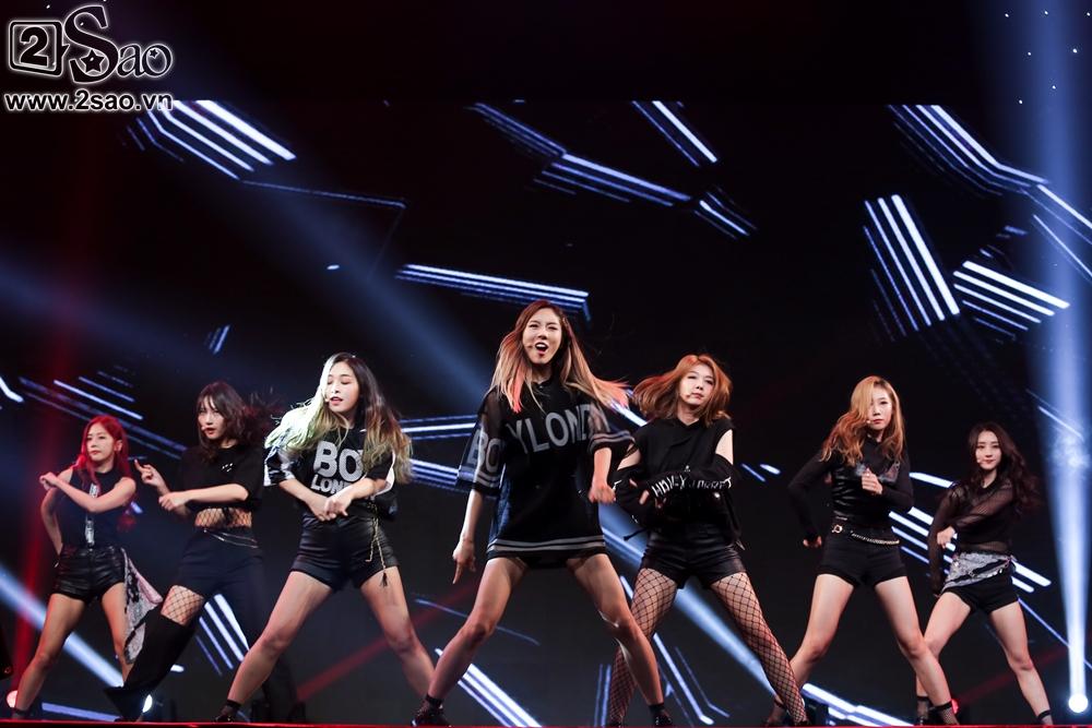 T-Ara sexy hết cỡ, Soobin song ca Phía sau một cô gái với Teen Top-14