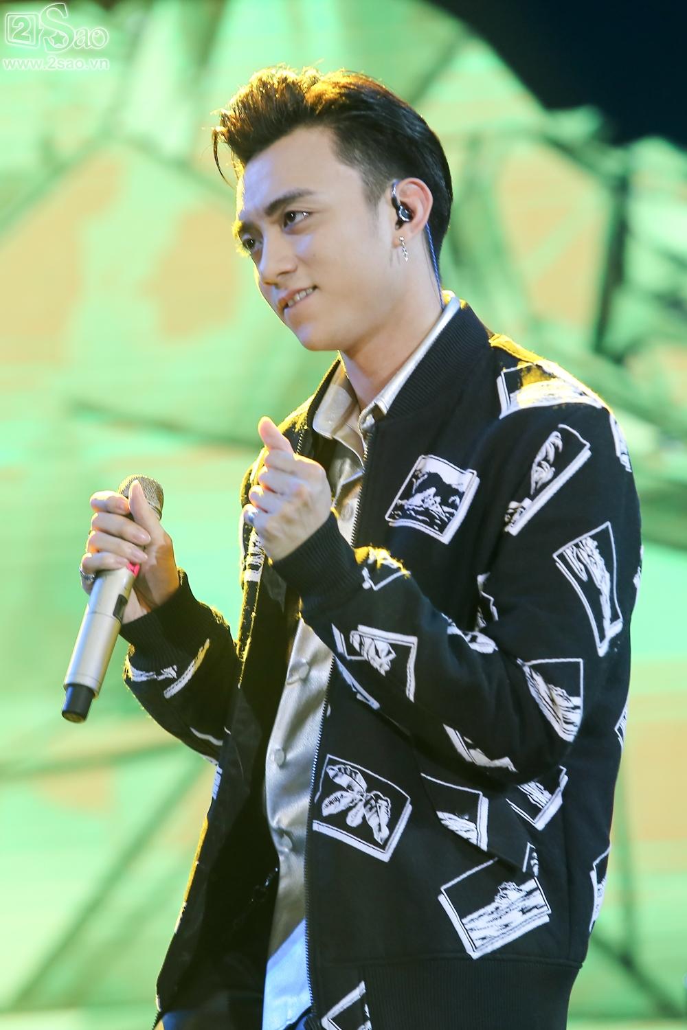 T-Ara sexy hết cỡ, Soobin song ca Phía sau một cô gái với Teen Top-8