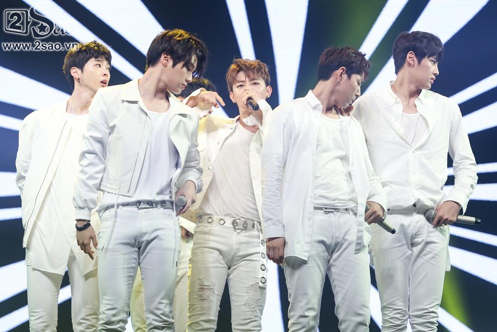 T-Ara sexy hết cỡ, Soobin song ca Phía sau một cô gái với Teen Top-13