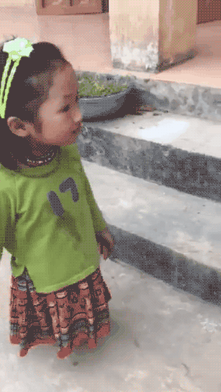 Cảm phục cô bé Sọ Dừa xinh xắn, cụt hai chân vẫn tung tăng đến lớp-1