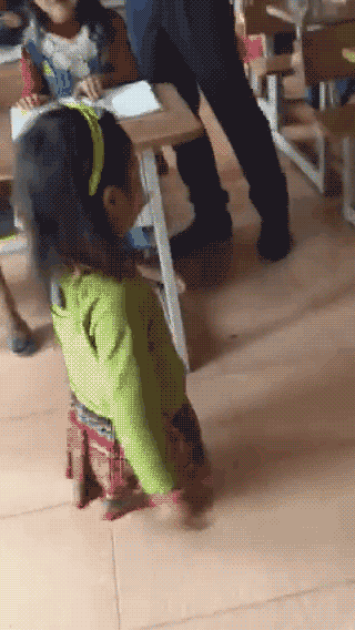 Cảm phục cô bé Sọ Dừa xinh xắn, cụt hai chân vẫn tung tăng đến lớp-2