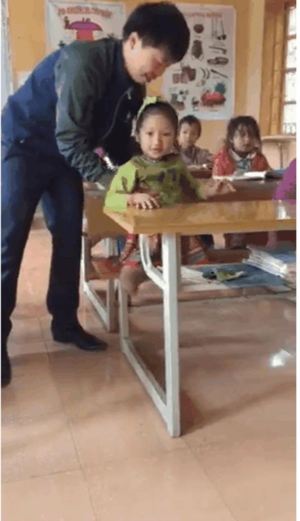 Hình ảnh thiên thần tật nguyền tung tăng đến lớp khiến người lớn khâm phục-1