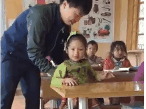 Hình ảnh 'thiên thần' tật nguyền tung tăng đến lớp khiến người lớn khâm phục