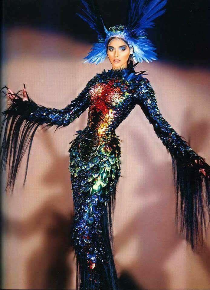 Để thắng giải Quốc phục, Nguyễn Thị Loan phải hạ loạt thiết kế độc đáo tại Miss Universe-11