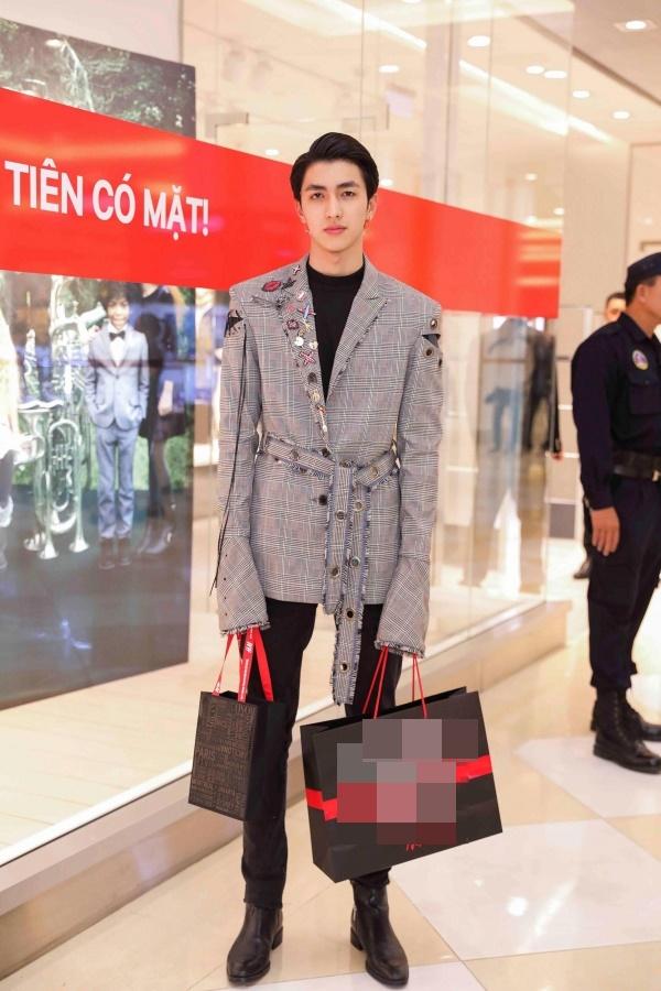 Angela Phương Trinh hóa quý cô cổ điển kiêu kì, đứng top 1 thảm đỏ showbiz tuần này-5