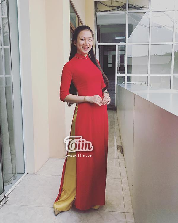 Nữ sinh áo dài hồng vinh dự tặng hoa Thủ tướng Canada là ai?-3