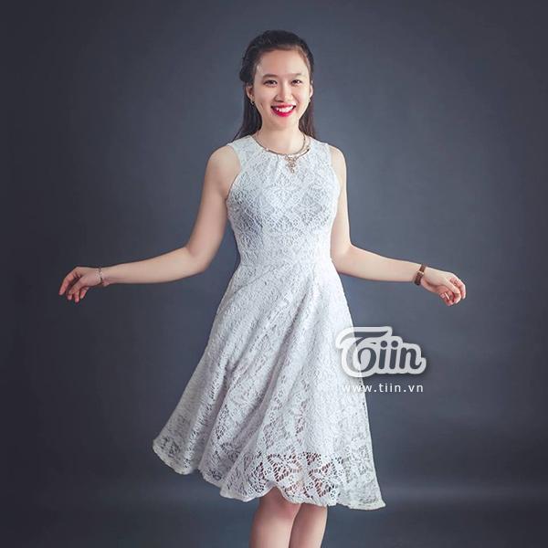 Nữ sinh áo dài hồng vinh dự tặng hoa Thủ tướng Canada là ai?-4