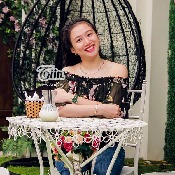 Nữ sinh áo dài hồng vinh dự tặng hoa Thủ tướng Canada là ai?-5