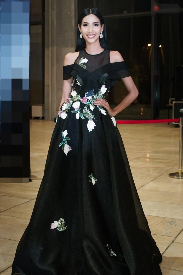 Angela Phương Trinh hóa quý cô cổ điển kiêu kì, đứng top 1 thảm đỏ showbiz tuần này-9