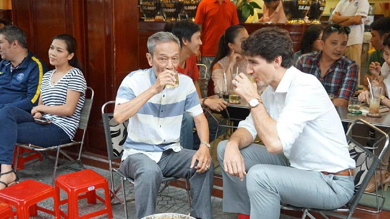 Thủ tướng Canada thưởng thức cà phê sữa vỉa hè Sài Gòn-1