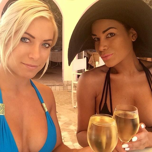 Dao kéo từ năm 10 tuổi, hai cô con gái trở thành biển hiệu sống cho trung tâm thẩm mỹ của bố-1