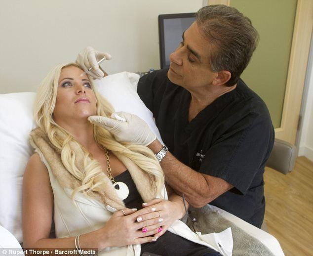 Dao kéo từ năm 10 tuổi, hai cô con gái trở thành biển hiệu sống cho trung tâm thẩm mỹ của bố-7