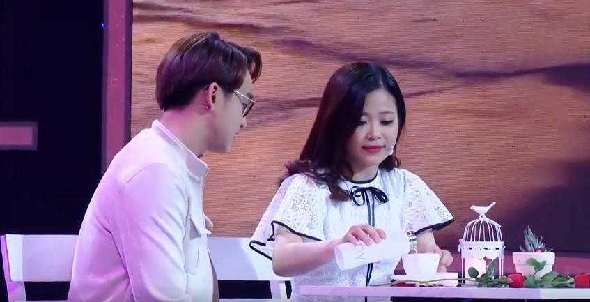 Vì yêu mà đến: Cô sinh viên trường báo tỏ tình thành công, nắm tay Quang Bảo rời khỏi chương trình-7