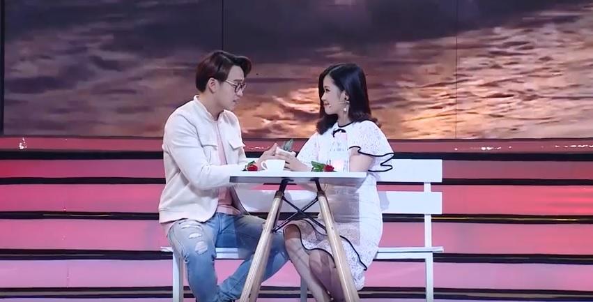 Vì yêu mà đến: Cô sinh viên trường báo tỏ tình thành công, nắm tay Quang Bảo rời khỏi chương trình-10