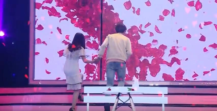 Vì yêu mà đến: Cô sinh viên trường báo tỏ tình thành công, nắm tay Quang Bảo rời khỏi chương trình-12