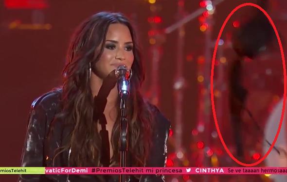 Xuất hiện vật thể lạ bay lơ lửng ngay khi Demi Lovato đang biểu diễn!-1